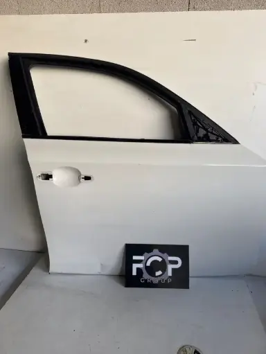 [POR0012] Puerta delantera izquierda para BMW Serie 1 E81. Color blanco. Observacion : tiene un pequeno golpe