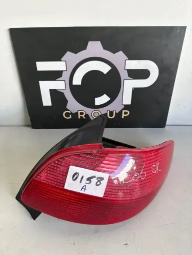 [FEU0158A] Piloto trasero derecho Peugeot 206 Referencia : 2531D Observación : una patilla rota