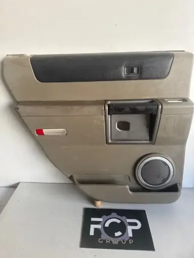 [GARN-P0032] Panel de puerta trasero izquierdo para Hummer H2. Color beige y negro.